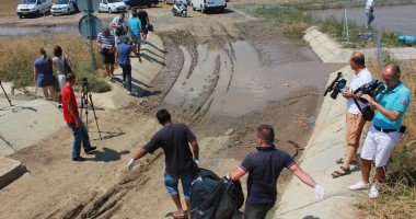 Galerie FOTO. TRAGEDIE la VALU LUI TRAIAN / Copii înecați într-un canal colector - 9