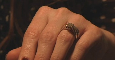 Stire din Monden : Poveste de dragoste: A găsit inelul pe care l-a aruncat din greșeală, la groapa de gunoi / VIDEO