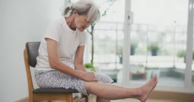 Stire din Sănătate : Mâncărime și crăpături între degete? Poate fi o infecție fungică