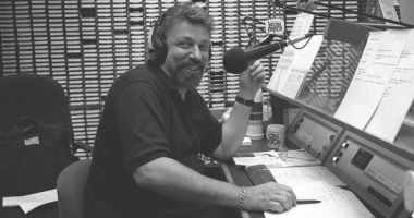 Stire din Actualitate : Moarte stupidă a unuia dintre cei mai cunoscuți DJ. Acesta și-a pierdut viața chiar în timpul mesei
