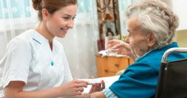 Stire din Social : Zeci de mii de români bolnavi ar putea beneficia de îngrijire medicală la domiciliu
