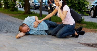 Stire din Sănătate : Cum acordați primul ajutor unei persoane care a suferit un stop cardiac