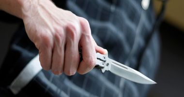 Tânăr înjunghiat grav de un minor pentru că ieșise cu sora acestuia