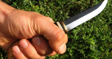 Stire din Eveniment : Înjunghiere între amici de pahar. Unul a ajuns în spital, celălalt după gratii