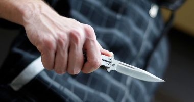 Stire din Eveniment : Înjunghiat în plină stradă, pentru un telefon mobil. Suspectul a fost arestat
