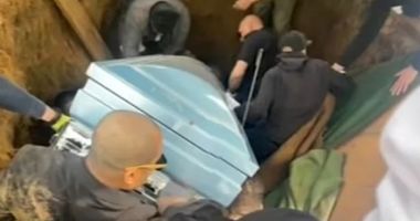 Stire din Actualitate : Momentul în care o familie cade în groapa funerară în timpul înmormântării. Fiul răposatului, prins sub sicriu