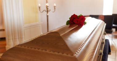 Stire din Actualitate : De necrezut! Un tânăr declarat mort a venit la propria înmormântare: „Nu eu sunt cel din sicriu”