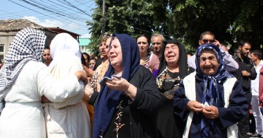 GALERIE FOTO / Jale la mormântul Larei Șaban. Familia crede că altcineva a ucis-o - 4