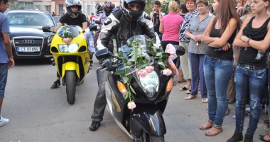 Stire din Eveniment : Priveghi cu lăutari și înmormântare cu motoare