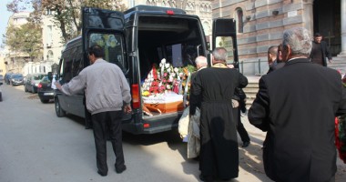 IMAGINI CUTREMURĂTOARE! Durere fără margini la înmormântarea ANDREEI, tânăra UCISĂ de un ȘOFER BEAT - 2
