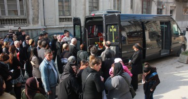 IMAGINI CUTREMURĂTOARE! Durere fără margini la înmormântarea ANDREEI, tânăra UCISĂ de un ȘOFER BEAT - 3
