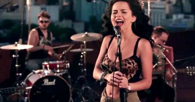 Stire din Monden : Vezi aici cum a cântat Inna melodia "Un momento" pe un acoperiș din mexic / VIDEO