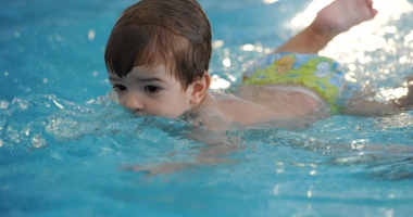 Stire din Sănătate : Înotul,  sportul indicat pentru întărirea musculaturii copiilor