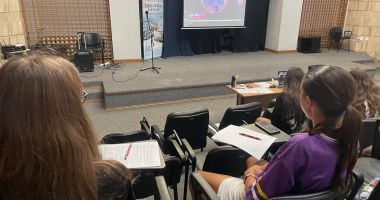 Stire din Cultură-Educație : S-au deschis înscrierile pentru Clubul de cultură vizuală, dedicat adolescenților, de la Biblioteca Județeană