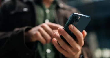 Stire din Social : Metoda „telefonul stricat”. Cum ajung escrocii să îți fure datele în câteva secunde
