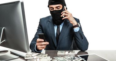 Stire din Social : O bătrână i-a trimis peste 11.000 de euro unui bărbat cunoscut pe internet