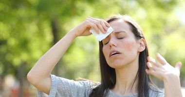 Stire din Sănătate : V-a crescut temperatura? Vă simțiți rău? Insolaţia poate fi de vină