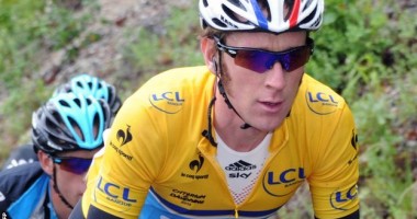 Stire din Sport : Câștigătorul Turului Franței la Ciclism, Bradley Wiggins, a fost lovit de o mașină în timp ce se antrena!