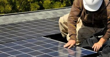 Stire din Social : Românii care au panouri fotovoltaice nu mai sunt obligați să-și monteze instalații de stocare