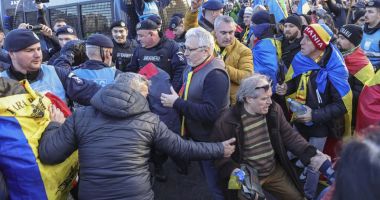 Stire din Eveniment : Jandarmii controlează protestatarii din Piața Victoriei: "Nu vrem să intimidăm!"