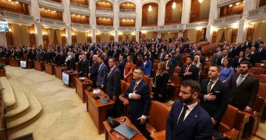 Stire din Politică-Administrație : Parlamentarii plecaţi din POT şi SOS au format noi grupuri la Senat şi Camera Deputaţilor