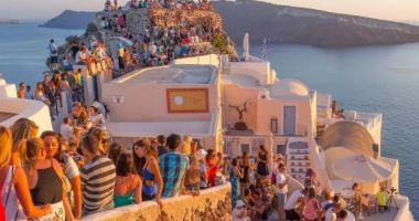 Stire din Actualitate : Haos pe o insulă din Grecia, după ce a fost „invadată” de peste 11.000 de turiști