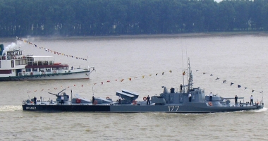 Întâlnire între marinarii militari români și locuitorii din Delta Dunării
