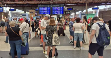 Stire din Social : Haos pe calea ferată. Trenuri cu întârzieri de peste patru ore din cauza caniculei