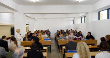 Stire din Cultură-Educație : Schimb de generații la Universitatea "Andrei Șaguna"