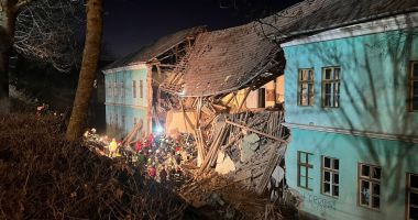 Stire din Eveniment : Internat prăbuşit la Odorheiu Secuiesc / Poliţie: Cercetări pentru vătămare corporală din culpă şi ucidere din culpă