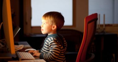 Stire din Cultură-Educație : Accesul copiilor sub 16 ani pe rețelele sociale va fi interzis. „Guvernul este pe cale să testeze o tehnologie de verificare a vârstei”