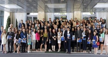 Stire din Actualitate : Programul de internship al Guvernului României: 150 de locuri disponibile pentru ediția 2024. Condiții și calendar