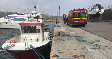 O tânără a căzut în mare de pe pasarela din Mamaia. Pompierii au scos-o din apă după 20 de minute
