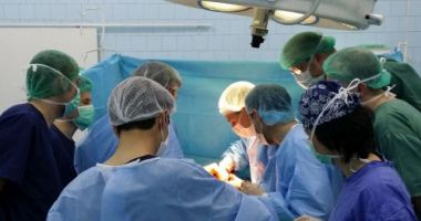 Stire din Actualitate : Un medic i-a scos din greșeală un rinichi unei paciente. Este DE NECREZUT cu ce l-a confundat