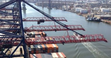 Intervenție la o poluare produsă de un portcontainer