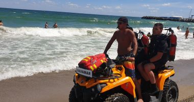 Intervenții la limită, pe litoral. Zeci de turiști, scoși din valuri, în ultima clipă