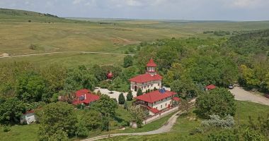 Preotul Ghenadie Mogoi a lăsat Bucureştiul pentru un loc sălbatic, dar plin de spiritualitate - 2