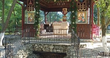 Preotul Ghenadie Mogoi a lăsat Bucureştiul pentru un loc sălbatic, dar plin de spiritualitate - 3