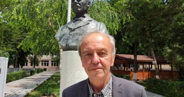 Prof. Alexandru Bujeniță, cu regret: 
