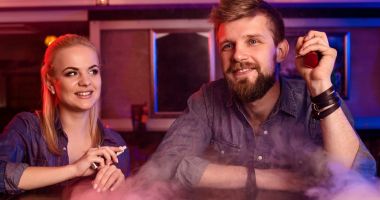 Stire din Eveniment : Țigările electronice ar putea fi interzise în baruri și cafenele