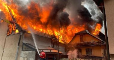 Stire din Eveniment : O femeie a murit intoxicată cu fum, după ce un incendiu cumplit a izbucnit în locuința ei