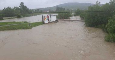 Cod portocaliu de inundații pe râurile din 10 județe