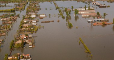 Stire din Actualitate : Aproximativ 15.000 de persoane au fost evacuate în Serbia. Încă șapte persoane au murit în Bosnia
