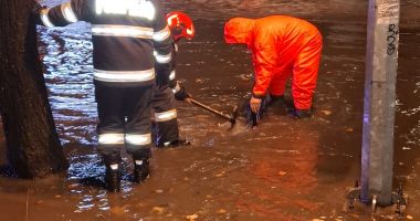 Ploaia torențială a inundat mai multe străzi din Constanța