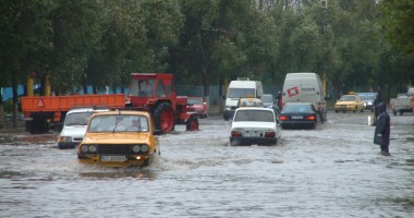 Stire din Social : COD PORTOCALIU / S-a rupt cerul în județul Constanța. Zeci de case inundate, drumuri distruse