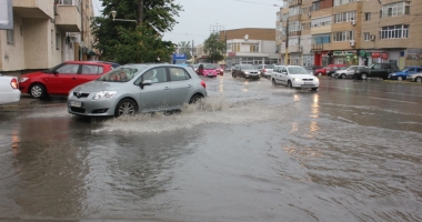 Stire din Social : Constanța se pregătește de POTOP! Diguri gonflabile, montate pe străzi