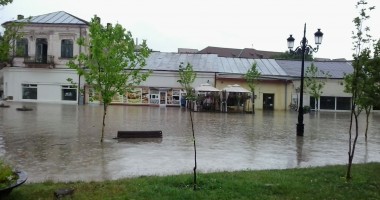 Stire din Social : IMAGINILE DEZASTRULUI în județul CONSTANȚA / Nouă familii evacuate și peste 20 de străzi distruse / GALERIE FOTO