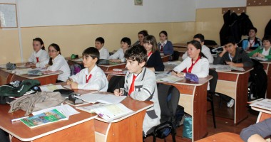 Stire din Cultură-Educație : "Există riscul ca elevii constănțeni să tremure de frig în clase!"