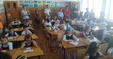 Stire din Cultură-Educație : Învățătoarele de la clasele I și a II-a: "Numai noi știm cum ne-om descurca!"