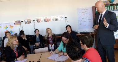 Învățător cu probleme psihice, imposibil de scos de la catedră. Părinții își mută copiii - 2